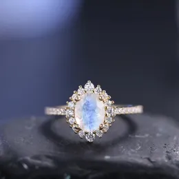 Edelstein Ballett Damen Goldring natürlicher milchiger blauer Mondstein -Cluster -Halo -Verlobungsringe in 925 Sterling Silver Gift für ihren 240521
