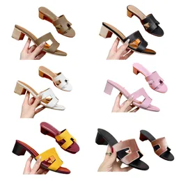 2024 10A Novo estilo de melhor qualidade Designer Sandal Lady Outwear Awear Leisure Férias praia Slides de fundo plano Fashion Slippers de couro genuíno para mulheres tamanho 35-45