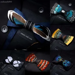 Kamberft Designerブランドの手作りの羽と革の事前に縛られた蝶ネクタイブローチセット