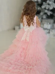 Düğün tüyü uzun tren için zarif yüksek alçak çiçek kız elbiseler Toddler Pageant Wowns Tül Süpürme Tren Doğum Günü Partisi Birinci Komünyon Çok Katmanlı Elbise