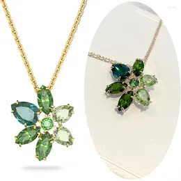Łańcuchy 2024 Moda zielony kryształowy płatek kwiatowy Naszyjnik odpowiedni dla starszych kobiet Znakomity urok biżuterii Hurtowa