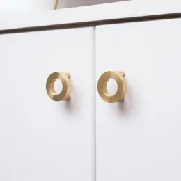 Gabinete de forma de formato de bronze sólido lida com o guarda -roupa redondo dourado puxa o hardware da porta do armário da cozinha 28 mm (orifício)
