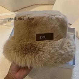 Niezwykliwe czapki czapki puszyste ciepłe damskie projektant designer kubełko kapelusz zimowy kapelusz złota klamra moda maska ​​rabbit fur