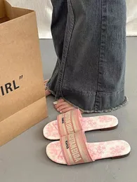 Tasarımcı Terlik Sandalet Yaz Kadın Terlik Tasarımcı Ayakkabı Lüks Terlik Yaz Sıcak Moda Geniş Düz Dip Terlik Kalın Sandalet Terlik 005