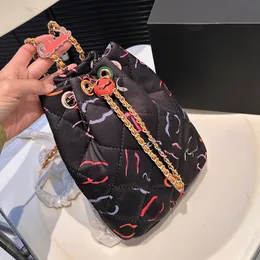 Renkli harfler baskılı kadın tasarımcı mini sırt çantası metal isim plakası dekorasyon ayarlanabilir top tokası matelasse zincir deri omuz çanta 22x17cm