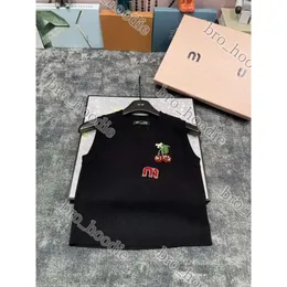 2024 Tasarımcı Miumiuss Tshirt Tişört Grafik Tee Tank Üstü Kadın Adam Yaz Seksi Moda Camiseta Muimiu Yeni Kiraz Mm Örme Alfabe Nakış Boncukları Miumu Top 565