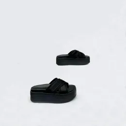 Kadın Terlik Sandalet Tasarımcı Terlik Lüks Düz Topuklar Moda Günlük Konfor Plaj Terlikleri 35-41