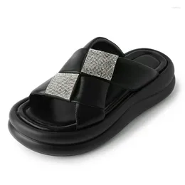 Sandálias 2024 Summer feminina plataforma feminina Sapatos casuais de praia confortáveis ​​chinelos de shinestone de muito boa qualidade