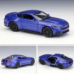 Bilar diecast modell bilar 1/36 2015 ford mustang gt legering bilmodell die cast metal drag tillbaka leksak bilmodell manuell taxiserie barns gåva D240527