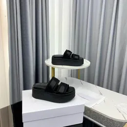 Women ząbkowane rzymskie sandały tkające wysokiej jakości damskie slajdy dolne Ultralight Fashion Sandal Buty Buty Platforma Summer