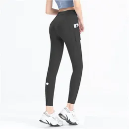 Йога наряд Ll Женщины леггинсы брюки фитнес -вверх упражнения бег с боковым карманным тренажерным залом бесшовного персикового приклада.