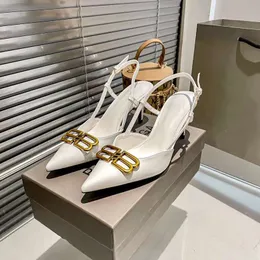 Знаменитые женщины Cagole 90 мм сандалий насосы Италия красивые заостренные пальцы белые кожаные золотые металлические буквы украшены лодыжкой дизайнерские сандальные высокие каблуки коробка Eu 35-42