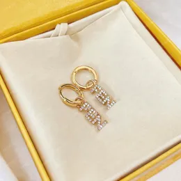 2022 Nuovi orecchini per borchie classiche di moda per le donne per le donne orecchini designer di luxurys heart oro orecchini per le lettere di telaio je 259h