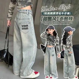 Jeans Jeans Spring 2024 Childrens pantaloni a gambe larghe coreane jeans sciolte ragazze hot diamante ricamato jeans 120-170 cm WX5.27