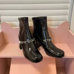 Designer Mode Women Boots Capahutta 6,5 cm High Heels Stiefel Italien Populäre runde Zeh Schwarz weiße Leder Perle Knöchelkette