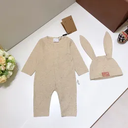 Barn bodysuit för spädbarn nyfödd baby jumpsuit tjej designer märke bokstavsdräkt övergripande kläddräkt romper hatt 2pc cad24052803