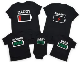 Familienübergreifende Kleidung Outfit lustige Batterie Kleidung Papa Bruder Schwester T-Shirt Family Look Daddy Mama ich Baby Boy Girl T-Shirt 240520