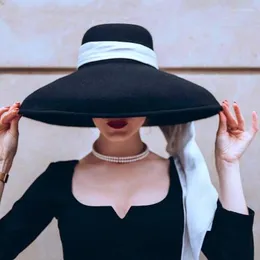 Berets Fashion StreetStyle Czarna szeroka wełna wełniana czapka Kobieta Vintage Big For Women wygląda jak Audrey Hepburn 194t