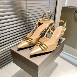 Женщины моды Сандалии Старшие каголы 90 мм насосы Италия знаменитые заостренные пальцы обнаженные кожаные золотые металлические буквы украшены дизайнерски