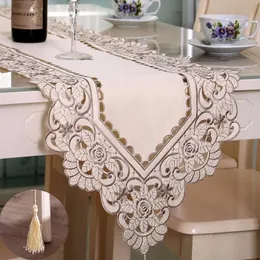 牧歌的な刺繍中空フラワーテーブルランナーマット刺繍入り花柄のテーブルクロスカバー長方形のフラワーテーブルランナー240521