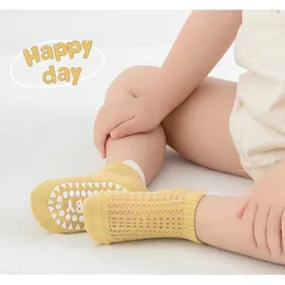 Kids Socken 4 Paar lächelnde Gesichtskleber -Netzboot -Socken Kleinkind -Socken Baby und Kleinkindboden Socken Anti -Slip -Baby -Trampolin -Socken D240528