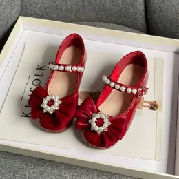 Sneakers 2023 Neue weiche Kinder Mode Mädchen Mary Jane Schuhe Bogen mit Perlen vielseitige Kinder Casual Schuhe Plattform Moccasin Schuhe Q240527