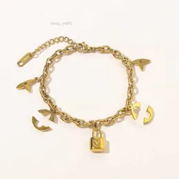 Brand de luxo popular Four Leaf Grass Chain Bracelets Design de moda 18K Bracelete de ouro sênior Antecedentes amantes mulheres amam mancha fefl