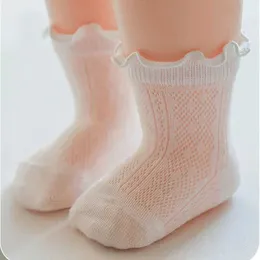 Barnstrumpor Summer Mesh Thin Breattable Baby Ankle Socks Solid Color Cotton Newborn Ruffle frilly grejer för småbarnflickor 2022 Nya kläder D240528