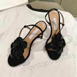 مصمم أزياء Rose Open Toe Sandals كلاسيكية مجوفة صندل جديد سوداء نسائية الأزهار عالية الكعب