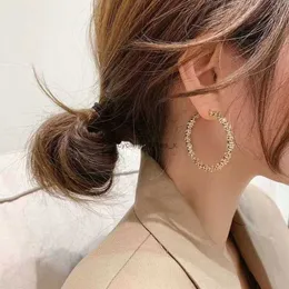 2024 Duży okrąg w kształcie litery C Wszechstronny 925 Srebrna igła południowokoreańska modna i kreatywna metalowa biżuteria do uszu