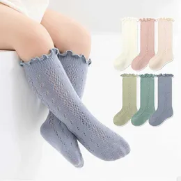 Barnstrumpor 6 färger Baby Girl Socks Mesh Knee High Sock 2024 Spring Summer Kids Long Thin Thin Cotton Bentable Toddler Ruffle Princess Socken D240528