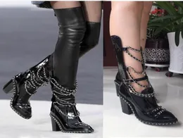 Новая роскошная цепь Cross Stretch Black Leather Bight High Boots Block Heels Платформа по взлетно -посадочной полосу