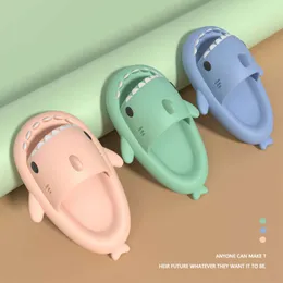 Chinelos de verão femininos leves slides de tubarão masculino chinelos de banheiro em casa sapatos lisos anti-esquilos casal sandálias infantis