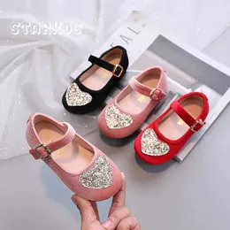 Flat Shoes Kids Glitter Heart Patch The Velvet Shoes Girl 2024 Spring New Ballet Flats Vintage Baby Soft Sole -Sole Mary Janes в Red WX5.28