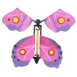 Flygande fjärilar avvecklas leksaken i himlen bokmärke gratulationskort gummiband drivna barn magiska rekvisita överraskande gåva 44a1d5