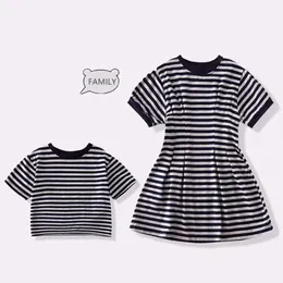 2022 Summer Family Matching Outfits Kvinnor Baby Girls Dress For Mother Daughter Fashion Korea Fader och son T Shirt Polo Top