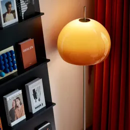 الرجعية عتيقة الجدول مصباح الفطر البرتقالي مصباح الأرضية بجانب الطاولة غرفة المعيش