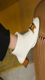Tassel Fringe White Black Boots Short Fashion Sapatos de inverno Metal Buckle Lady Party Pums Boots5803077