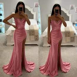 Niedliche Pink -Prom -Kleid -Pailletten trägerloser Satin -Promkleider für schwarze Frauen elegante Falten Vestidos de Gala Split formelle Kleider