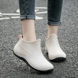 Su geçirmez ayakkabılar kız öğrencileri yağmur ayakkabıları düşük tepeli Koreli versiyonu kısa tüp moda plastik ayakkabılar kaymaz su botları 240529