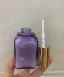 Cream di bottiglie viola di marca con siero perfezionista con rughe.