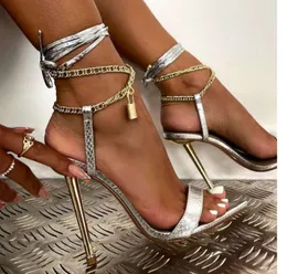 Sandálias Bling Lock Women Gold Chain Open Toe Point High Heels Sexy Sexy Ladies Torrapia Serpentina Sandalias de Mujer Verano 2024 38239 55095 56109