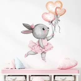 Cartoon Gray Ballet Rabbit com decalques de balão de coração Meninas decoração de decoração de parede de parede de jardim de infância da sala de berçário L2405