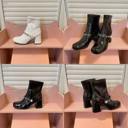 Designerinnen Women Boots Capahutta 6,5 ​​cm High Heels Stiefel Italien Populär Schwarzweiß -Leder Perlen -Knöchelkette verschönerte Mode Chunky Heel Short Bootie