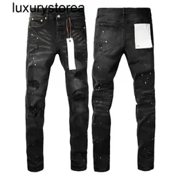 Nowa moda 2024 Wysokiej jakości fioletowe dżinsy Mężczyźni High Street Black Paint Dot Knife Cut Hole naprawa Niski wzrost chude dżinsowe spodnie