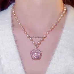 2024New Spinning Pearl Necklace For Women med en High Sense Design Lucky Flower Pendant Collar Chain tröja Klädhängare 1S40O