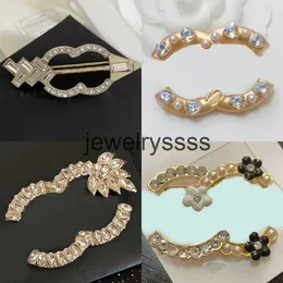 Designerinnen Frauen Broschen Stifte Brosche Brosche Pin Gold plattiert Sier Sonderangebot Männer Brandbrief Inlay Crystal Pearl Broschen Charm Hochzeit