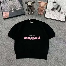 أزياء Muimiu قميص مصمم T Shirt Sweatshirt عرض 24 ميوميو حقيبة جديدة مطرزة Miumium نظارات شمسية قميص المرأة الصغيرة الموضة 466
