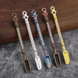 Bärbar mini Skull Shovel Spoon Metal Snuff Bottle Stainless Steel Rök Nail Spoon Colorful Diamond Smoke Cream Spoon Wholesale