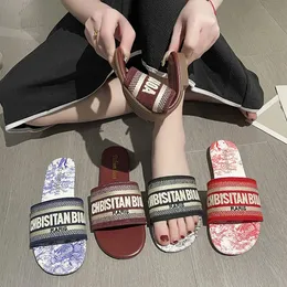 Luxurys designers sandaler toppkvalitet för kvinnor mode tofflor klassisk band platt läder duk bokstav gummi flip flops bottar strandskor loafers